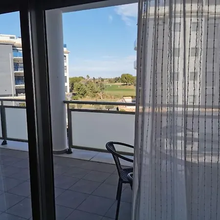 Moderno En Nova Golf & Met Apartment
