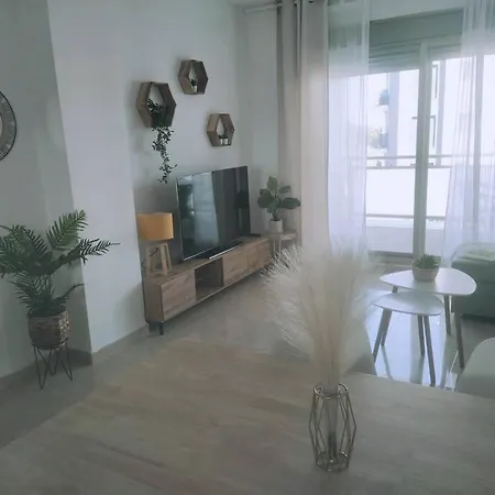 Moderno En Nova Golf & Met Apartment Oliva